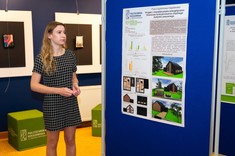 Prezentacja posteru pracy pt. "Projekt i charakterystyka energetyczno-finansowa funkcjonowania cieplnego budynku pasywnego" przez autorkę mgr. inż. Oliwię Ratuszny.