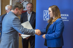 Od lewej: prof. P. Koszelnik, G. Król, absolwentka Wydziału Budownictwa, Inżynierii Środowiska i Architektury Sylwia Dąbrowska, fot. B. Motyka