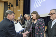 Wręczenie dr inż. Sabinie Kordana-Obuch (Katedra Infrastruktury i Gospodarki Wodnej) nagrody za publikację o liczbie punktów 140