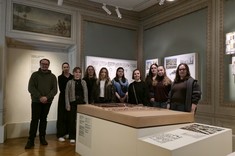 Członkowie SKN AMS i opiekun SKN AMS dr inż. arch. Beata Walicka-Góral wewnątrz Muzeum Narodowym w Krakowie – oddziale im. Emeryka Hutten-Czapskiego (oddział Kamienica Szołayskich)