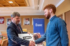 Prof. dr hab. inż. Piotr Koszelnik - Rektor PRz, wręczający nagrodę Panu Przemysławowi Śliwce, fot. A. Surowiec