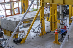 Hybrydowy dźwigar z recyklowanych łopat turbin wiatrowych i betonu niekonwencjonalnego