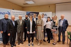 Komisja konkursowa wraz z uczestnikami konkursu.