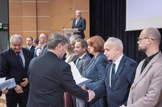 Wręczenie dr. hab. inż. Maciejowi Piekarskiemu, prof. PRz (Zakład Projektowania Architektonicznego i Grafiki Inżynierskiej) nagrody za patent.