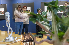 Pracownice uczelni oglądające stojące na stole lampy