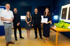 Wręczenie nagrody laureatce w głosowaniu studentów - mgr inż. Weronice Bojdo, od lewej: dr hab. inż. Piotr Nazarko, prof. PRz, mgr inż. arch. Łukasz Bajda, dr inż. Izabela Piegdoń, dr inż. Krzysztof Boryczko, mgr inż. Weronika Bojdo.