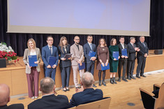 Pracownicy Wydziału Budownictwa, Inżynierii Środowiska i Architektury nagrodzeni za publikacje o liczbie punktów 200, od lewej: dr hab. inż. M. Kida, prof. PRz, dr inż. M. Musiał, dr hab. inż. K. Pietrucha-Urbanik, prof. PRz, dr inż. K. Pochwat, dr hab. inż. D. Szpak, prof. PRz, prof. dr hab. inż. B. Tchórzewska-Cieślak, dr inż. S. Ziembowicz, dr inż. J. Żywiec