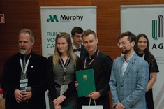 Nagrodzeni (w tym Martyna Futoma i Kamil Błachowicz) w sesji referatowej podczas konferencji studenckiej pt. „8. Forum Uni-Biznes Geodezja Przedsiębiorcy Studenci” która odbyła się 8 grudnia 2023 r. na Wydziale Geodezji Górniczej i Inżynierii Środowiska Akademii Górniczo-Hutniczej w Krakowie.