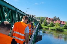 Przejście studentów kierunku transport przez stary most kratownicowy (wojskowy) w Sanoku