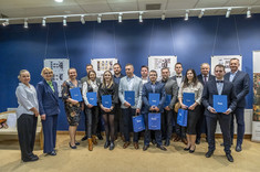 Absolwenci studiów podyplomowych pn. "Technologia BIM w projektowaniu i realizacji inwestycji budowlanych" wraz z Władzami Wydziału Budownictwa, Inżynierii Środowiska i Architektury