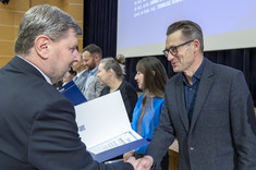 Wręczenie prof. dr. hab. inż. Danielowi Słysiowi (Katedra Infrastruktury i Gospodarki Wodnej) nagrody za publikację o liczbie punktów 140