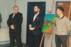 Przemówienie dr. inż. arch. Cezarego Szpytmy na tle pracy Pana Marcina Buczko, po lewej stronie prof. dr hab. inż. Lech Lichołai - Dziekan Wydziału Budownictwa, Inżynierii Środowiska i Architektury, po prawej Pan dr inż. arch. Igor Labuda.