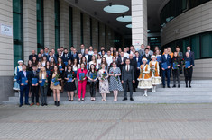 Nagrodzeni studenci z przedstawicielami władz uczelni i wydziałów, fot. A. Surowiec