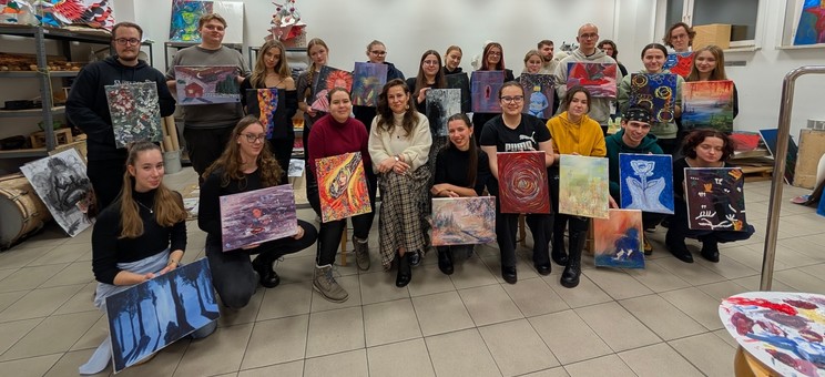 Uczestnicy warsztatów wraz z prowadząca i swoimi pracami 