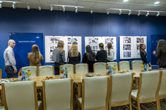 Uczestnicy uroczystego wręczenia dyplomów ukończenia studiów podyplomowych Architektura Wnętrz i Wystawiennictwa /AWiW/ oraz Technologia BIM w projektowaniu i realizacji inwestycji budowlanych /T_BIM/ podczas wystawy wybranych prac projektowych absolwentów kierunku Architektura Wnętrz i Wystawiennictwa