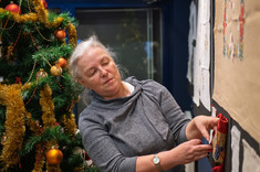 Pani Agata opowiada o jednym ze swoich haftów, który zdobi jałmużniczkę