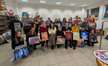 Uczestnicy warsztatów malarskich prowadzonych przez panią mgr inż. arch. Natalię Ludwikowską, z Katedry Urbanistyki i Architektury wraz ze swoimi pracami