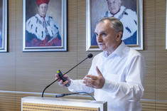 Prezentacja referatu przez kierownika Katedry Dróg i Mostów na Wydziale Budownictwa, Inżynierii Środowiska i Architektury i zarazem członka Komitetu Inżynierii Lądowej i Wodnej Politechniki Rzeszowskiej prof. dr. hab. inż. Tomasza Siwowskiego pt. „Mostownictwo jako obszar gospodarki o obiegu zamkniętym”.
