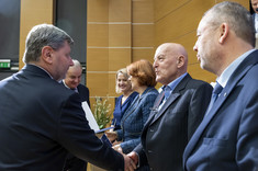 Wręczenie prof. dr. hab. Michałowi Proksie (Katedra Urbanistyki i Architektury) nagrody za uzyskanie tytułu naukowego profesora