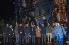 Uczestnicy wydarzenia na tle Muralu, fot. B.Motyka