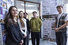 Uczestnicy wystawy prac studenckich, wykonanych w ramach zajęć Projektowanie architektoniczne – usługi II