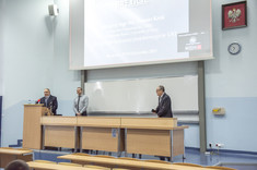 Od lewej: prof. dr hab. inż. - Dziekan Wydziału Budownictwa, Inżynierii Środowiska i Architektury Politechniki Rzeszowskiej, mgr inż. Tomasz Krok - prelegent, prof. dr hab. inż. Aleksander Kozłowski, fot. B.Motyka