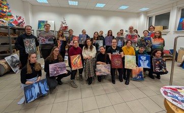 Uczestnicy warsztatów wraz z prowadząca i swoimi pracami