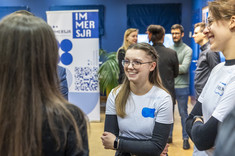 Grupa osób (w tym przedstawicielki koła naukowego „Immersja. Dostępna Rzeczywistość”) rozmawiają i uśmiechają się do siebie, fot. Beata Motyka 