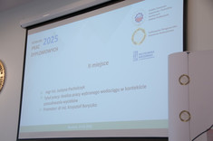 Ogłoszenie laureatki II nagrody - Pani mgr inż. Justyny Pacholczyk za pracę dyplomową pt. „Analiza pracy wybranego wodociągu w kontekście poszukiwania wycieków”