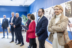 Prodziekan Marzena Kłos, Prodziekan Piotr Nazarko, Beata Walicka-Góral opiekun Koła Naukowego AMS, Jakub Skierski przewodniczący Koła Naukowego AMS, Prof. Aleksander Kozłowski, Joanna Dudek słuchają przemawiającego Dziekana Lecha Lichołai