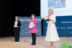 Ogłoszenie zwyciężczyni konkursu na zaprojektowanie przestrzeni wejściowej budynku Arcus przez Panią dr hab. Beatę Zatwarnicką-Madurę - Dziekan Wydziału Zarządzania, fot. Arkadiusz Surowiec