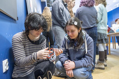 Uczniowie Liceum ALO w Rzeszowie obecni podczas otwarcia wernisażu wystawy pokonkursowej "Odkryj w sobie projektanta"