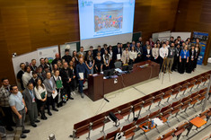 Uczestnicy „X. Forum Uni-Biznes Geodezja Przedsiębiorcy Studenci”, które odbyło się 5 grudnia 2025 roku na Wydziale Geodezji Górniczej i Inżynierii Środowiska Akademii Górniczo-Hutniczej w Krakowie