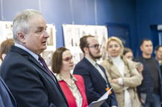 Dziekan Lech Lichołai wita przybyłych gości, w tle zdjęcia Prodziekan Marzena Kłos, Beata Walicka-Góral opiekun Koła Naukowego AMS, Jakub Skierski przewodniczący Koła Naukowego AMS