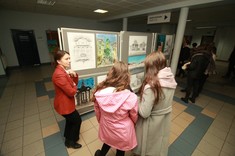 Dr hab. inż. Jolanta Dźwierzyńska, prof. Uczelni i dwie studentki oglądające prace rysunkowe (od lewej górny rząd): Patrycji Gruszki, Wiktorii Winiarskiej, (od lewej dolny rząd): Kingi Sikory, Izabeli Partyki. W tle prace: Armine Gevorgyan, Aleksandry Sadowskiej, Jakuba Kurkarewicza, Filipa Prokopa, Kornelii Panajew.