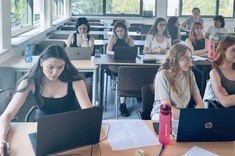 Uczestnicy (na zdjęciu widoczne dziesięć dziewczyn) międzynarodowych studenckich warsztatów urbanistycznych: MARKETPLACES AS PLACES OF LOCAL ACTIVITIES – STRATEGY, DESIGN, PEOPLE