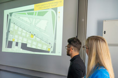 Prezentacja pracy pt. „Projekt rewitalizacji Placu Targowego przy ulicy Targowej w Rzeszowie” przez jej autorów inż. arch. Natalię Kalitę oraz inż. arch. Rafała Jędrucha, opiekun: prof. dr hab. inż. Marek Gosztyła, fot. mgr Dawid Zientek 