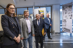 Uczestnicy wystawy prac studenckich, wykonanych w ramach zajęć Projektowanie architektoniczne – usługi II, w tym m.in. od lewej: mgr inż. arch. Magdalena Janda, prof. dr hab. inż. Piotr Koszelnik - Rektor PRz, prof. dr hab. inż. Marek Gosztyła