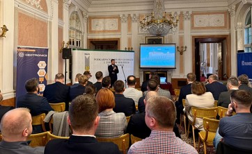 Uczestnicy konferencji podczas wystąpienia dr. hab. inż. Przemysława Lenia, prof. PRz - Katedra Geodezji i Geotechniki im. Kaspra Weigla.