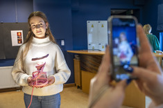 Nagrodzona w konkursie „Odkryj w sobie projektanta” uczennica wraz ze swoją pracą