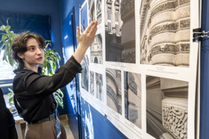 Emilia Łobaza studentka PRZ wskazuje z zainteresowaniem na jedną z prezentowanych fotografii