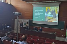 Na zdjęciu Bernard Pazder i Zuzanna Myćka podczas prezentacji referatu nt. "Wykorzystanie skaningu laserowego do wirtualnej rezerwacji stolika".