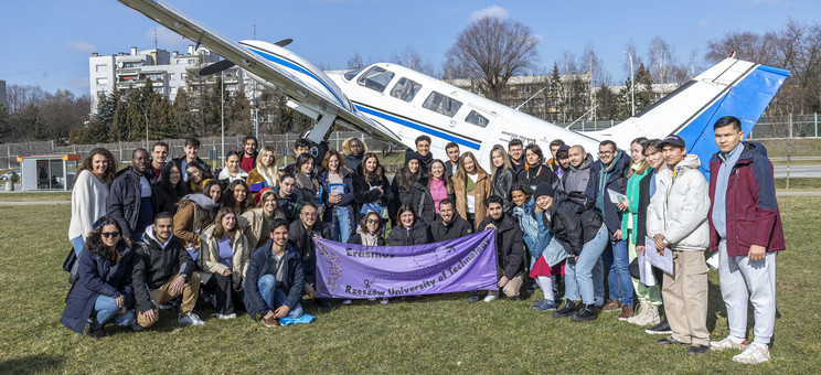 Studenci odbywający studia w ramach programu Erasmus+