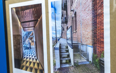 Dwie fotografie w czarnych ramkach 