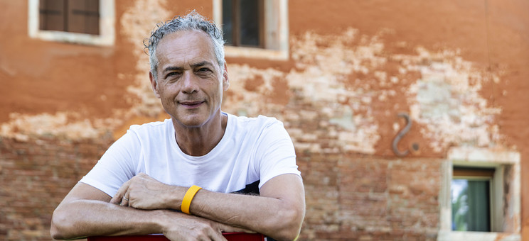 Dr Steffen Lehmann, doc. AIA, RIBA, AA. Dypl. (urodzony w Stuttgarcie w Niemczech) to uznany na arenie międzynarodowej architekt, pedagog i naukowiec - zdjęcie