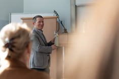 Prorektor ds. studenckich i umiędzynarodowienia - dr hab. inż. Bartosz Miller, prof. PRz trzyma w ręku jedną ze statułetek, fot. Arkadiusz Surowiec