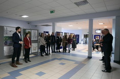 Przemówienie prof. dr. hab. inż. Lecha Lichołaia - Dziekana Wydziału Budownictwa, Inżynierii Środowiska i Architektury, na zdjęciu widoczni również dr inż. arch. Cezary Szpytma, dr hab. inż. Jolanta Dźwierzyńska, prof. Uczelni, studenci, dr hab. inż. Piotr Nazarko, prof. Uczelni - Prodziekan ds. Rozwoju, w tle prace studentów, fot. mgr inż. arch. Beata Raś.