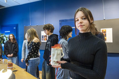 Uczennica prezentująca swoją lampę