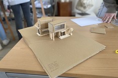 Makieta stworzona przez uczennice Akademickiego Liceum Ogólnokształcącego w Rzeszowie podczas warsztatów modelarskich "Dom marzeń" odbywanych w ramach programu Via Carpatia w "Pracowni rysunku" w budynku M.