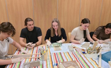 Od lewej: Rafał Kieroński, Konrad Kawa, Gabriela Kawa, Julia Krzywińska, Katarzyna Pasieka - członkowie KN AMS podczas warsztatów ceramicznych